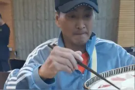 60岁何家劲晒近照，穿着朴素面容黝黑，手指粗糙称做很多苦活？图片