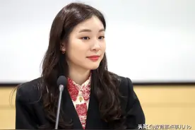 金妍儿碎花布衬衣显典雅，比心姿势很迷人，就是胖了点图片
