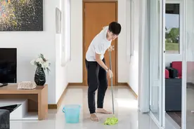 清水拖地效果不明显，教你2个小妙招，地板光亮不留灰，省时省力图片