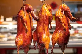 饭店吃烤鸭时，被问鸭架要煲汤还是炸？如果不懂，那就尴尬了图片