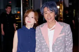 孙耀威携老婆亮相，一头蓝发配花西装，陈美诗默契穿蓝色连衣裙图片