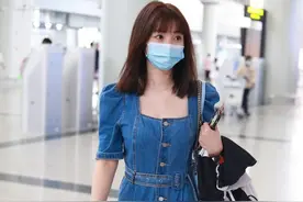 柳岩这款方领牛仔连体裤真好看！搭配小白鞋+链条包，少女感十足图片
