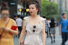 街拍：拜托了姐姐，下次出门请一定，穿一件合身的衣服图片