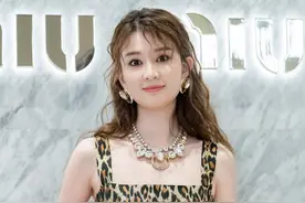 乔欣为显身材可真拼，吊带裙腰上还掏俩洞，身材好似“酒杯倒放”图片