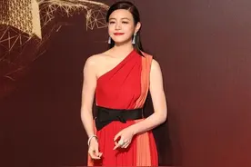 陈妍希自信过头，穿露肩长裙扮女神，露出大腿的瞬间却尴尬了图片