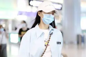 沈梦辰的造型越来越任性，宽松衬衫配五分裤，像是穿了海涛的衣服图片