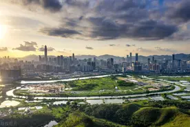 俯瞰深圳河，深圳和香港的界河，一侧摩天高楼一侧山水田园图片