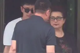 奶奶搂着甜馨不舍她走，一头红发妆容精致，颜值超高贾乃亮太像她图片