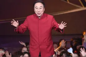 63岁冯巩在家看娃，孙子叫他“冯哥”，基因强大祖孙3代长得很像图片