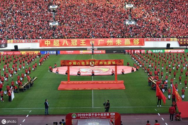 广州恒大赛后庆典现场，卡纳瓦罗西装亮相，全队登领奖台狂欢