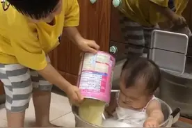 “狠心哥哥”火了，趁妈妈不在把弟弟炖奶汤，网友：还挺注意营养图片