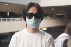 尹正一袭白色T搭配灰色的休闲裤，中分发型帅气满分图片