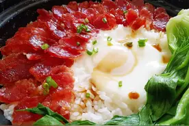 港式腊肠煲仔饭，吃过都会很喜欢的美食，快手懒人餐，学会自己做图片