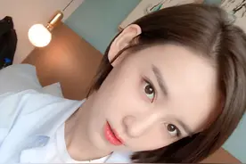 李沐宸甜美女生典范！纯白T恤配“亮晶裙”好清纯，穿搭清新迷人图片