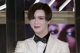 比女生还精致？日本“蛇精男”Matt出席彩妆活动图片