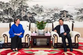 皖台创富交流营座谈会在肥举行 虞爱华与参会嘉宾会谈图片