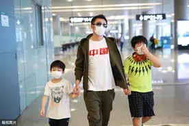 拳王邹市明带着两个儿子现身机场，强大的基因不考虑从小培养吗？图片