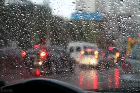 做个合格的老司机！春夏车内玻璃除雾有妙招，你学会了吗？图片