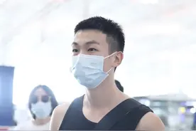 白举纲好Man！穿搭黑色无袖背心，蓝色运动裤穿搭阳光帅气图片