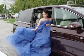 明星典礼秀｜蔡徐坤蕾丝衬衫超邪魅，鞠婧祎吸睛新招：锁骨放珍珠图片