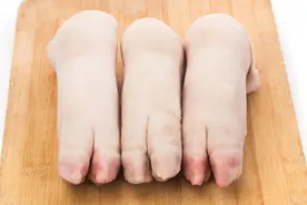 猪蹄前脚和后脚有什么区别？肉贩子：口感差别大，买错不好吃图片