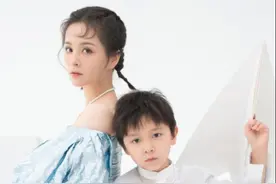 邓莎久违与儿子拍大片，大麟子穿西装戴墨镜超帅，母子同框似姐弟图片