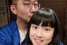 陈数老公与女生亲密合照引争议！本人解释是表妹，网友却不买账图片