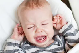 婴儿哭闹难哄，父母倍感焦虑，家长要如何安抚？图片