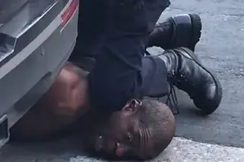 4名美国警察全被撤，大街上勒死黑人！视频曝光后，州长看吐了图片