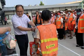 炎炎夏日，十八里河街道办事处给环卫工送清凉图片