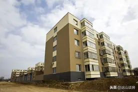 面对房价下跌，农民购房者面临艰难选择：卖房回乡还是继续还贷？图片