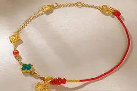 红绳配细金链，温柔时尚，独特东方气质的黄金手链图片