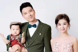 李小萌来晒娃啦！抱着3岁儿子拍照不是亮点，重点是身材太过泼辣图片