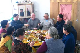 “你们全家才是干饭王”儿媳怒掀8人饭桌，终结9年“保姆”生涯图片