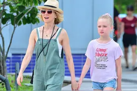 星二代都爱放飞自我？皮特女儿爱穿卫衣短裤，娜奥米儿子穿小裙子图片