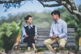 47岁董卿扎丸子头现身，穿拼接衬衣优雅文艺，生图曝光真实身材图片