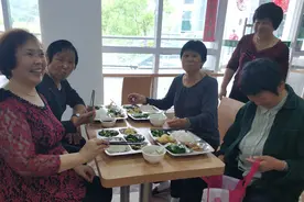 惠州名流印象小区有个幸福食堂，老人一日三餐不用愁图片