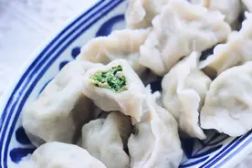 明日霜降，挖点野菜包饺子，清爽多汁不油腻，咬一口太香了图片