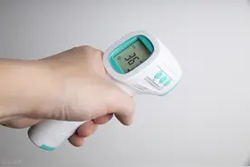 别拿体温“枪”指着我的脑门图片