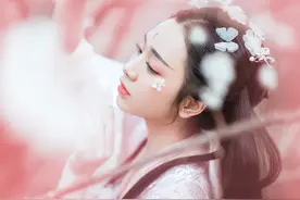 故事：他放弃豪门千金，在祖宗祠堂连跪3天，求娶无父无母的孤女图片