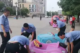 过分！女子开玩具汽车上路闯红灯，“副驾驶”还坐着孩子图片