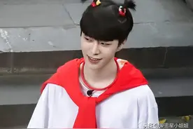 范丞丞录制《青春环游记》路透照，扎两个小辫子和小时候一模一样图片