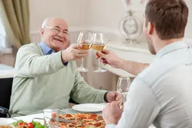 老年人每天晚餐喝点酒，有益身体吗？爱喝酒的人，这4件事要知道图片