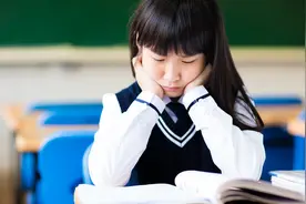 初三女生：妈，能别抱弟弟接我吗？二胎年龄差距大存在的“暗伤”图片