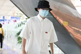 刘昊然满满的少年感，白色衬衣+宽腿裤，清爽干净的男孩子图片