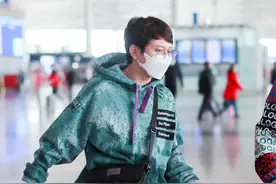 德云社人气演员孟鹤堂机场街拍：一身名牌却好似卖票员，尴尬！图片