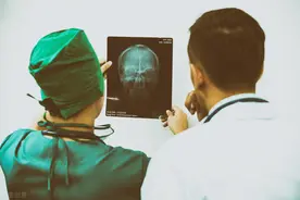 每年交5万保费，被确诊癌后申请100万理赔金，保险公司：不赔图片