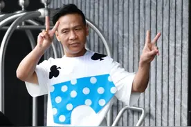 宋小宝录制《奔跑吧》，双手比V开心蹦跳图片