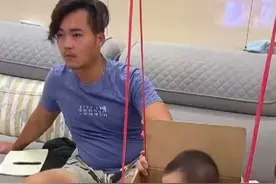 宝爸给儿子做了“简易秋千”，宝贝玩得很开心，宝妈进屋后气炸了图片