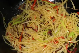 炒土豆丝时，掌握这几点，炒出来酸辣脆爽还不粘锅，比饭店的还香图片